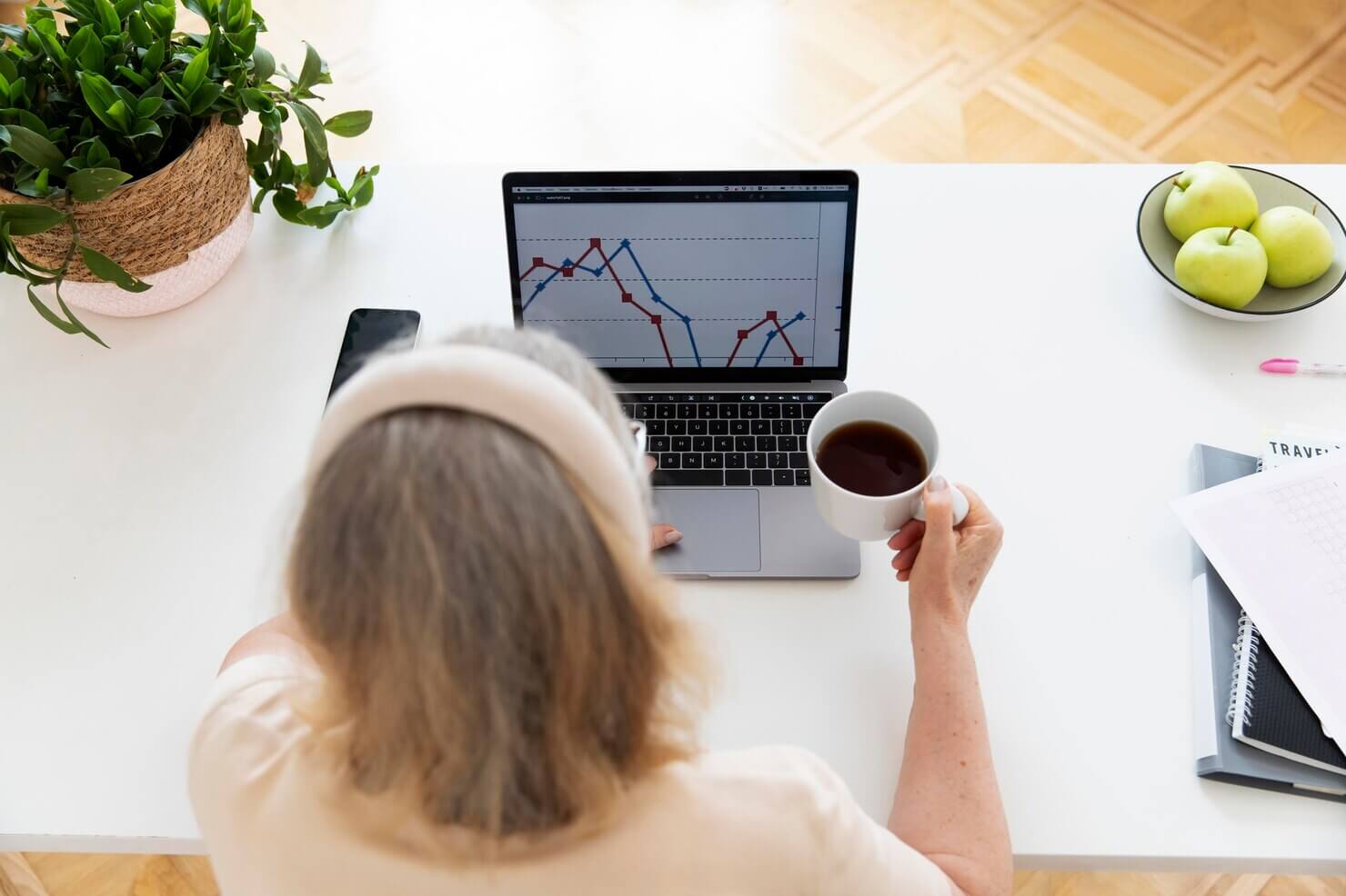 Person learning about bounce rate and dwell time for their eCommerce product pages online shop