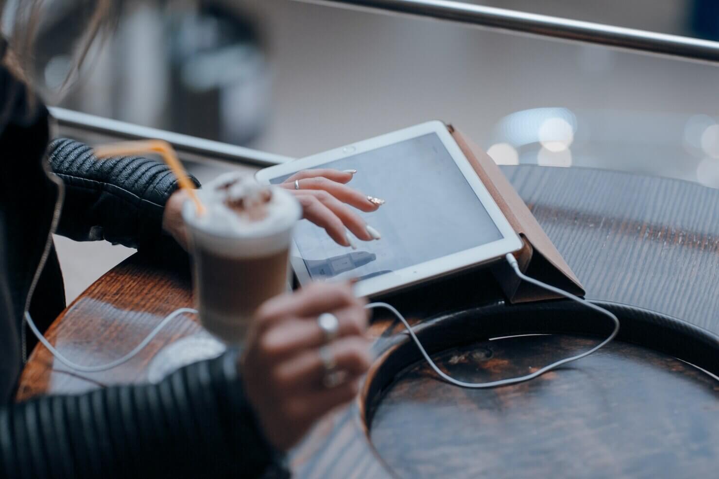 Woman using screen reader at a coffee shop