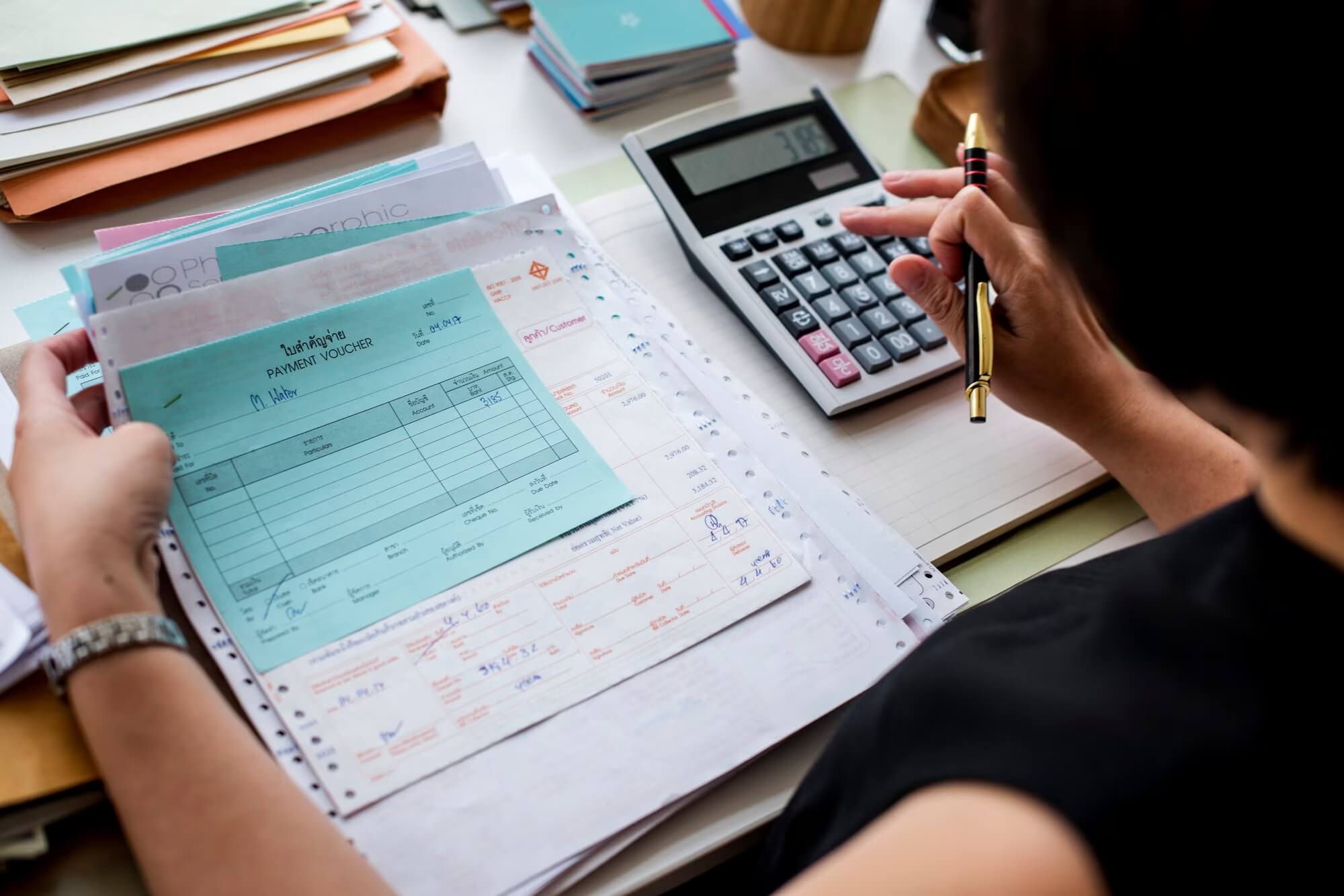 Accountant-evaluating-budget-and-resources-to-hire-from-global-talent-pool