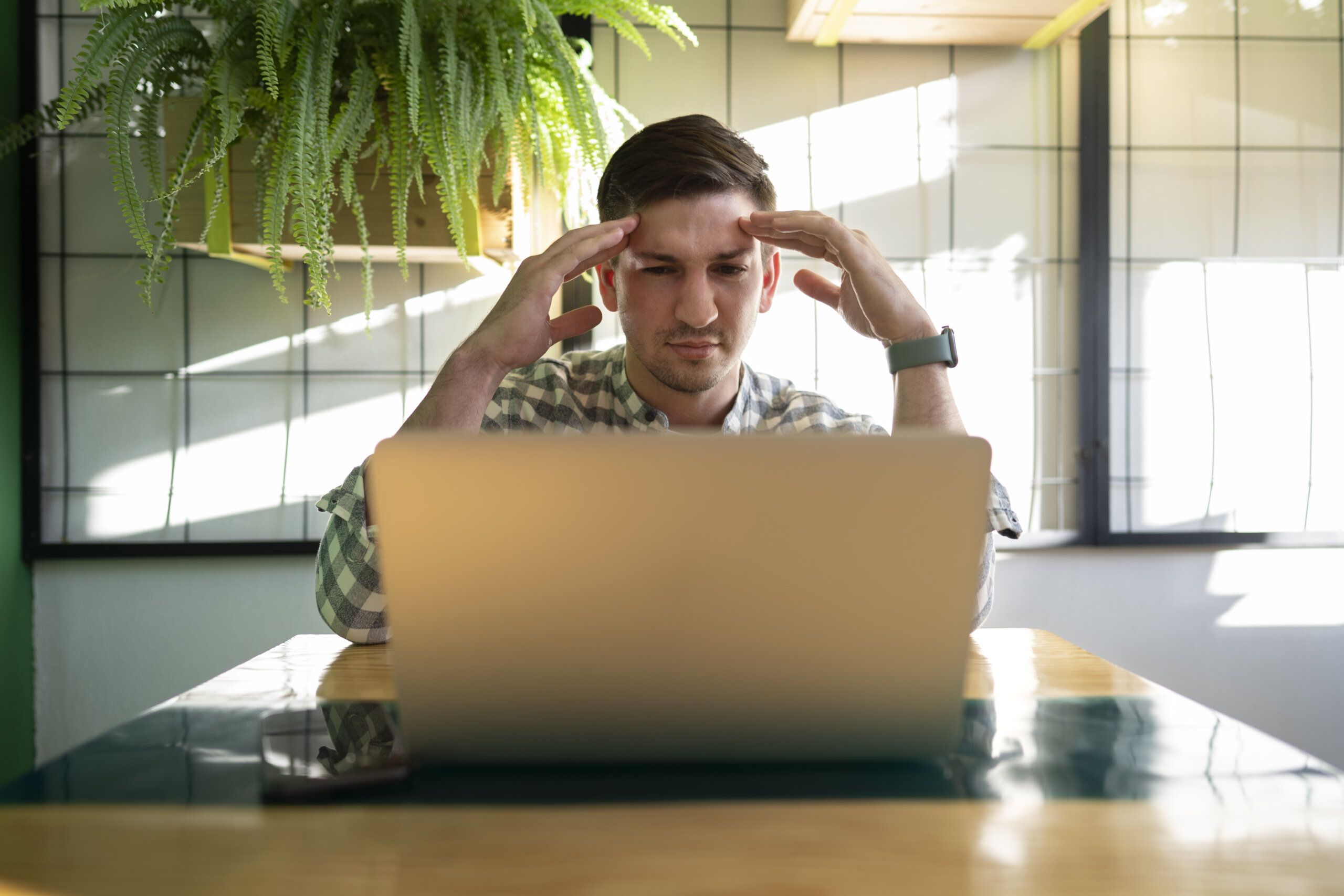 Developer working to ensure pixel-perfect accuracy from Figma to WordPress. Web designer working from home